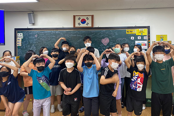 Dugyum Kim in an elementary school classroom